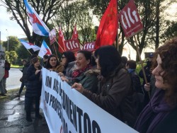 Nova concentración da CIG-Ensino co profesorado CELGA para defender os seus dereitos laborais